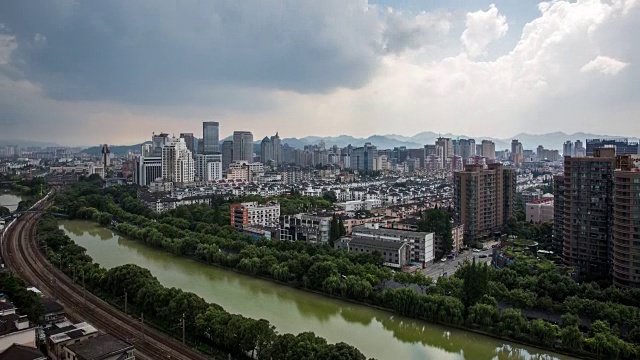 4K延时:雨穿过杭州市中心的天际线，浙江，中国视频素材