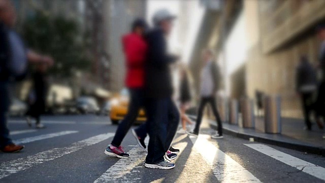 日落时分，人们走在城市街道上的慢镜头视频素材
