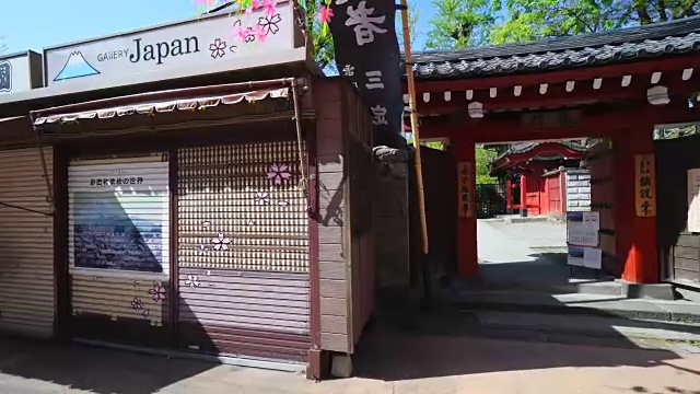 行走的摄影机正穿过登角道。镜头捕捉到了街道两侧的许多传统日本礼品店和餐馆。视频素材