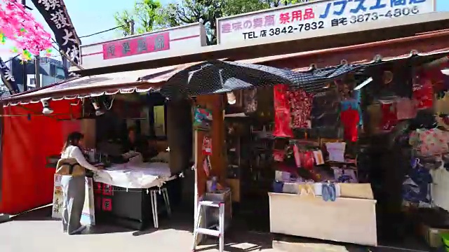 TL行走摄影机正穿过登角道。镜头捕捉到了街道两侧的许多传统日本礼品店和餐馆。视频下载