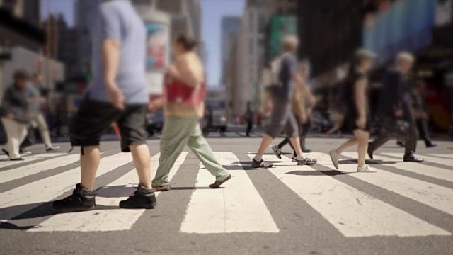 一群无法辨认的人在城市中行走。行人过街。都市背景视频素材