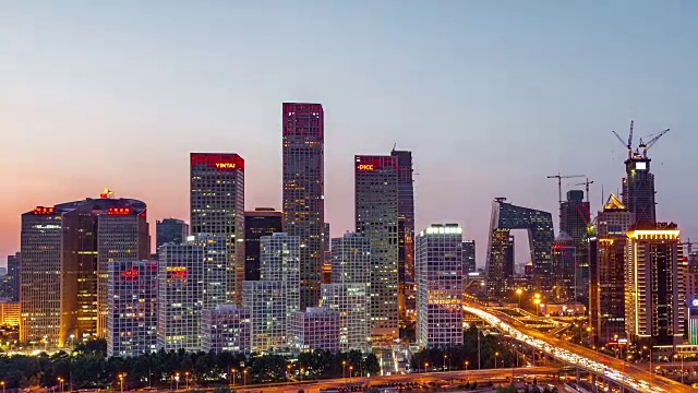 时间流逝-北京天际线的黎明，黑夜到白天的过渡(缩小)视频下载