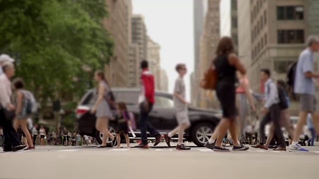在城市中行走的通勤者以慢镜头穿过街道。城市生活背景视频素材