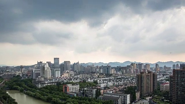 4K延时:雨穿过杭州天际线，浙江，中国视频素材