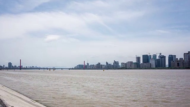 4K延时:钱塘江蓝天下的现代摩天大楼，杭州，中国视频下载