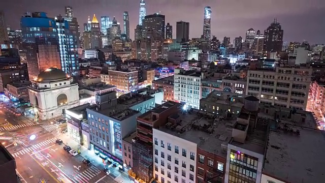 运动控制的倾斜/平移时间推移从曼哈顿的屋顶在晚上显示交通和平移横跨曼哈顿下城天际线显示世贸中心一号大楼和曼哈顿大桥的独特视角。视频下载