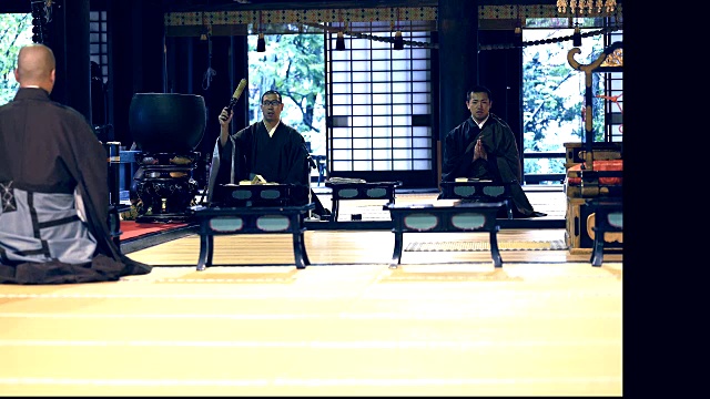 三个和尚开始在一个日本寺庙里祈祷视频下载