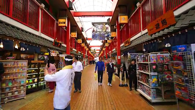 行走的摄影机正穿过浅草西山道。相机捕捉到许多传统的日本礼品店和餐厅沿购物街的两侧视频素材