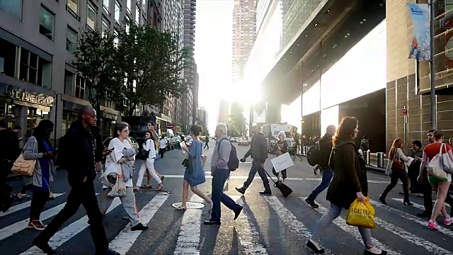 纽约通勤上班的人群。行人行走的背景视频下载