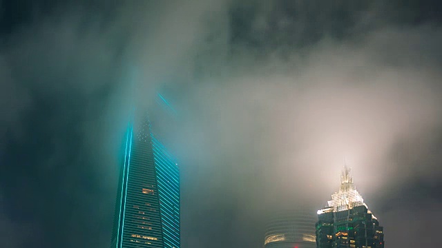 时间流逝——照亮了上海的摩天大楼，雾天视频下载