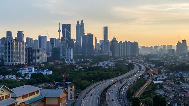 金色壮丽的日落俯瞰吉隆坡城市的天际线视频素材