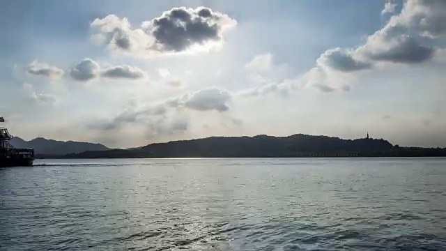 4K延时:阳光反射在西湖与云移动，杭州，中国视频素材