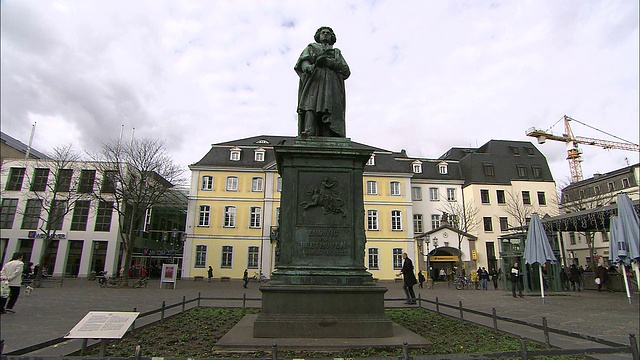 德国法兰克福的一个广场上矗立着一座雕像。视频下载