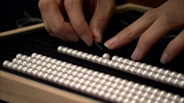 珠宝商用针穿线珍珠。视频下载