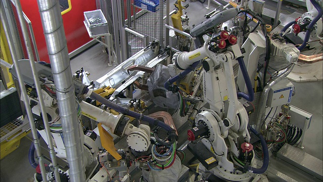 机器人在汽车工厂焊接和组装零件。视频素材