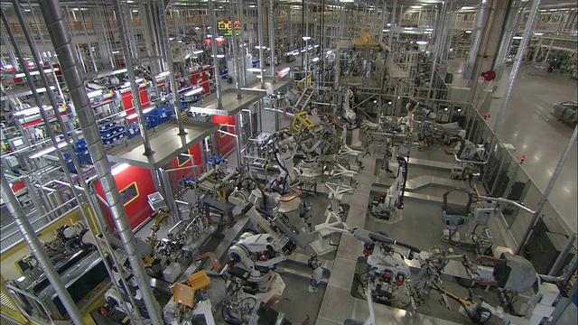 机器人在汽车工厂焊接和组装。视频素材