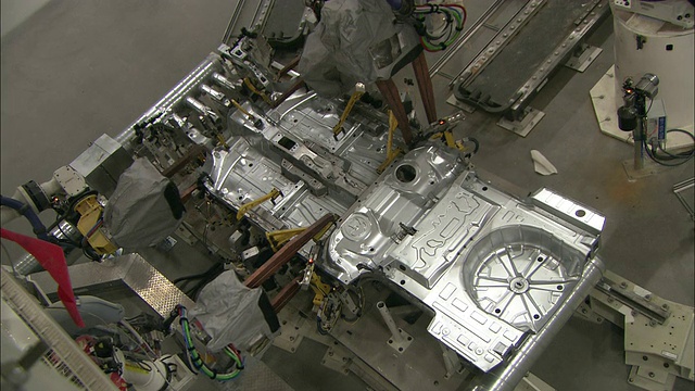 机器人在汽车工厂焊接汽车零件。视频素材
