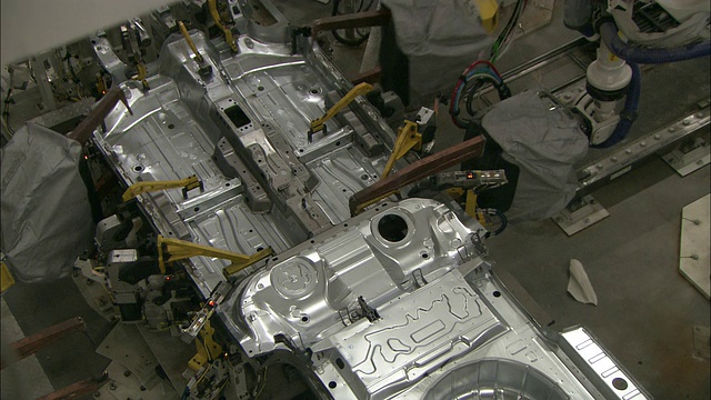 机器人焊接汽车零件。视频素材