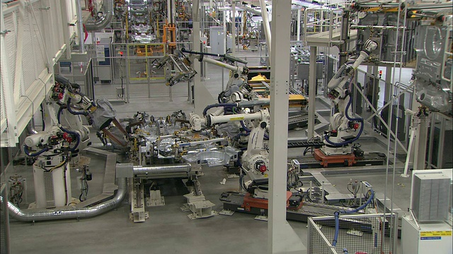 机器人在汽车工厂焊接。视频素材