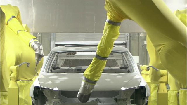 机器人给新制造的车身喷漆。视频素材