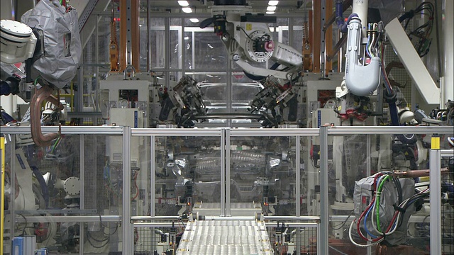 机器人在汽车工厂工作。视频素材