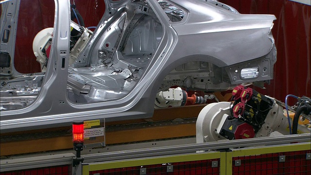 机械臂在工厂组装汽车零件。视频素材
