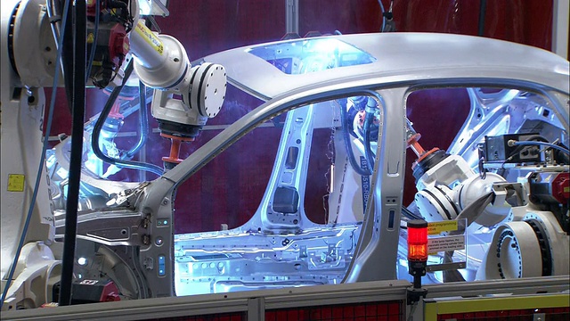 机器人手臂在汽车工厂焊接零件。视频素材