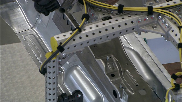 机器人在汽车工厂焊接零件。视频素材