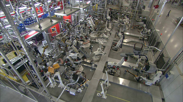 机器人在汽车生产工厂工作。视频素材