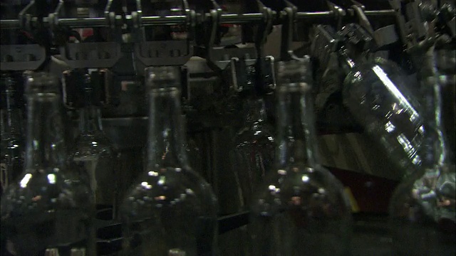 传送带在朗姆酒装瓶厂搬运空瓶子。视频素材