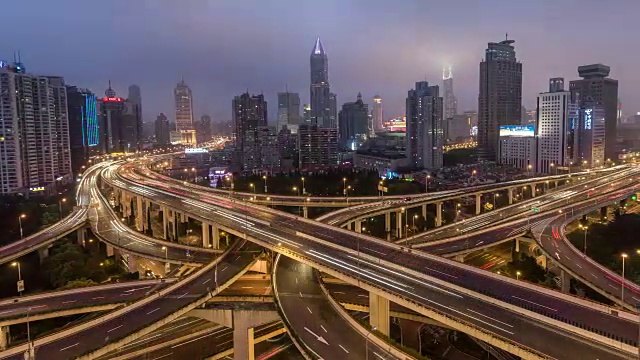 时间流逝-上海，从黎明到黑夜的繁忙路口鸟瞰图(潘LR)视频下载