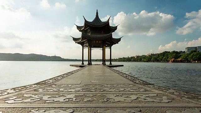 4k时光流逝:中国杭州西湖亭上的蓝天白云视频素材
