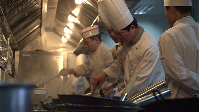 厨师在北京的一家餐馆里做菜。视频素材