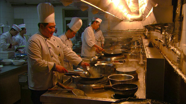 厨师在中餐馆的大厨房里工作。视频素材