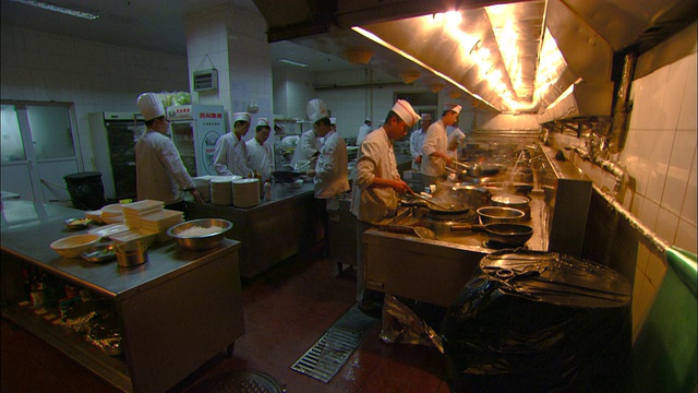 厨师在中国餐馆的厨房工作。视频素材