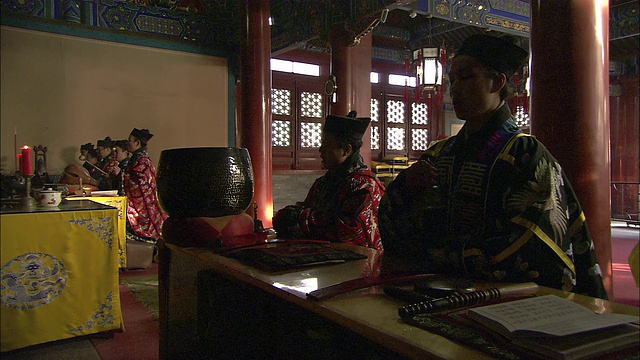 道士在北京白云观寺诵经。视频下载