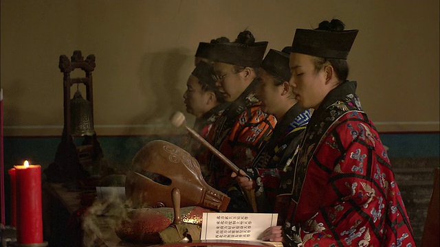 在北京白云观寺，道士们在演奏乐器，熏香袅袅。视频下载