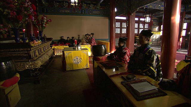 北京白云观寺的道士们在祈祷和诵经。视频下载