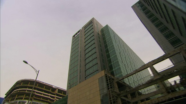现代的摩天大楼反映了北京附近的建筑物。视频素材