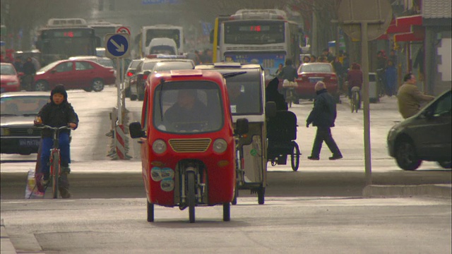 在北京，封闭的摩托车穿梭在拥挤的交通中。视频素材
