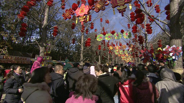 在北京，一群人挤满了为庆祝节日而装饰的街道。视频下载