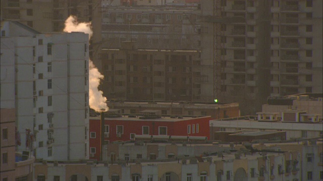 北京紫禁城的烟囱里冒着蒸汽。视频素材