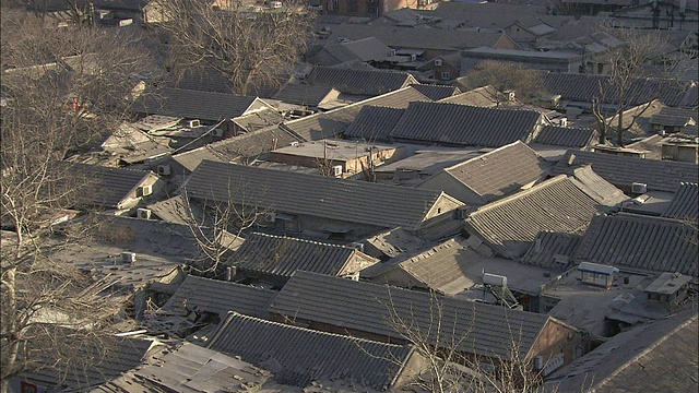 拥挤的房屋造就了北京的胡同或狭窄的小巷。视频素材