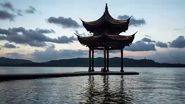 白天到晚上4K延时:云彩和日落在西湖上的剪影景观，杭州，中国视频素材