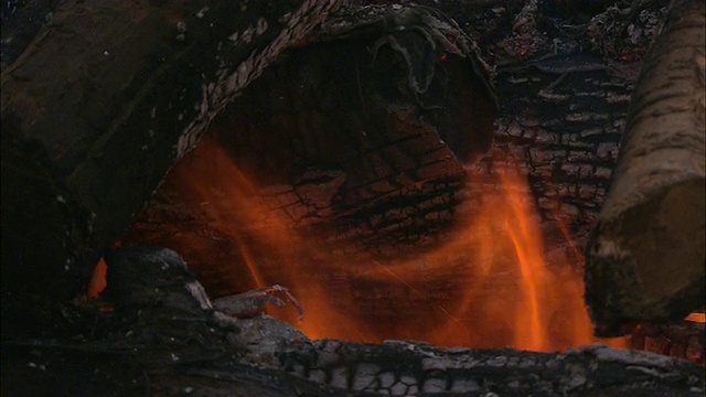 在印度的火葬仪式上，火焰围绕着圆木燃烧。视频下载