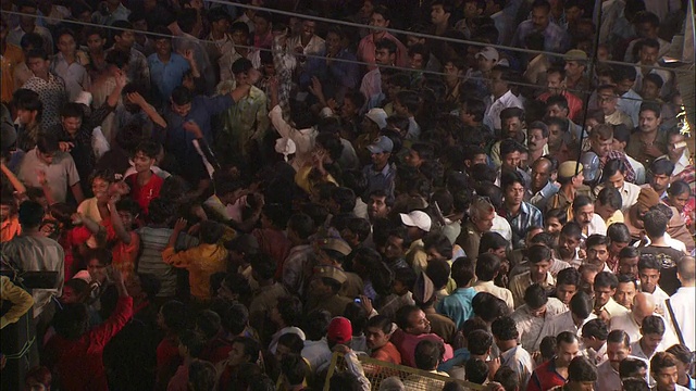 印度排灯节，一大群人在观看跳舞的人蹦蹦跳跳。视频下载