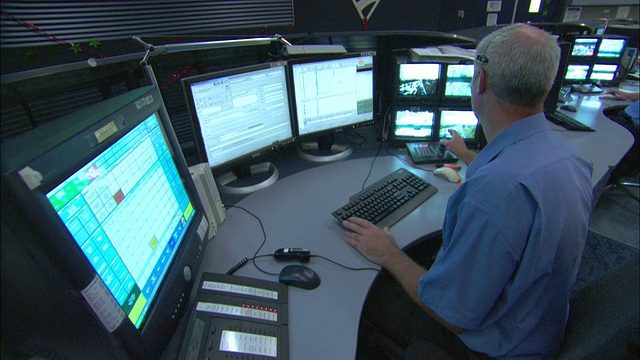 一名技术人员在电脑屏幕上监控交通模式。视频下载