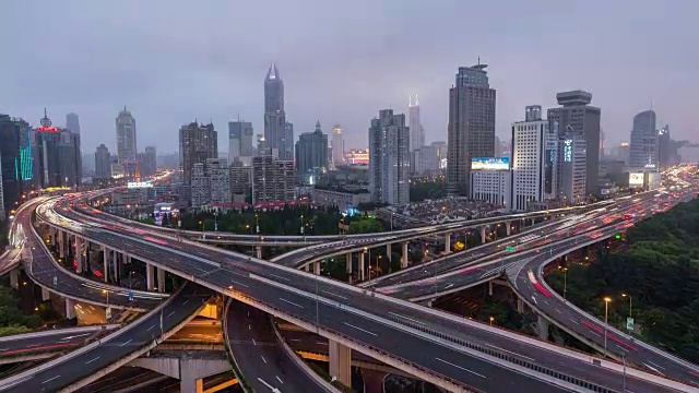 时光流逝——上海(平移)黎明路口，黑夜到白天的过渡视频下载