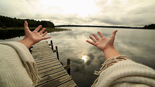 女人的双臂伸向山湖，成功的概念视频素材