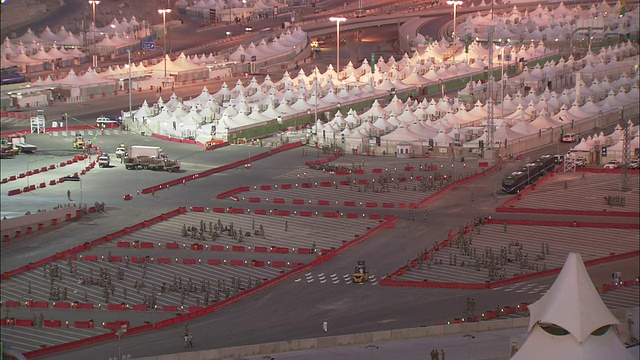 在沙特阿拉伯，整齐划一的白色帐篷紧挨在一起，形成了一个帐篷城。视频下载